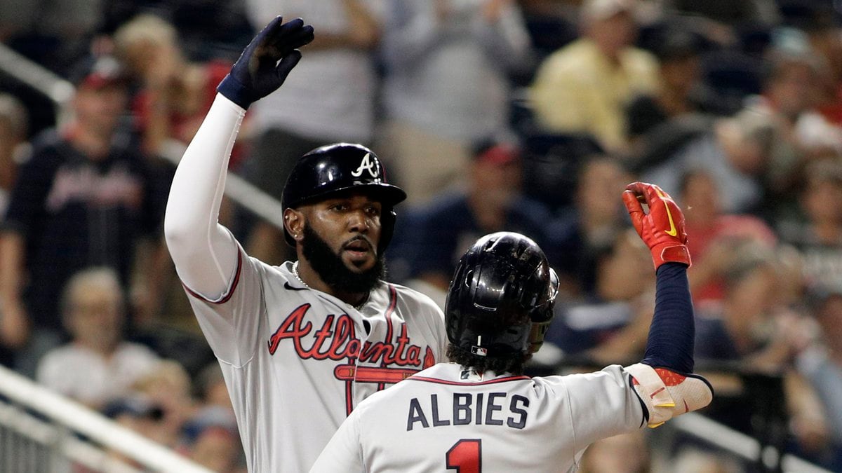 Braves Albies leaves game with fractured left foot