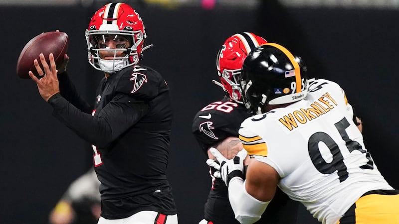 Atlanta Falcons quarterback Marcus Mariota (1) works in the pocket against the Pittsburgh...