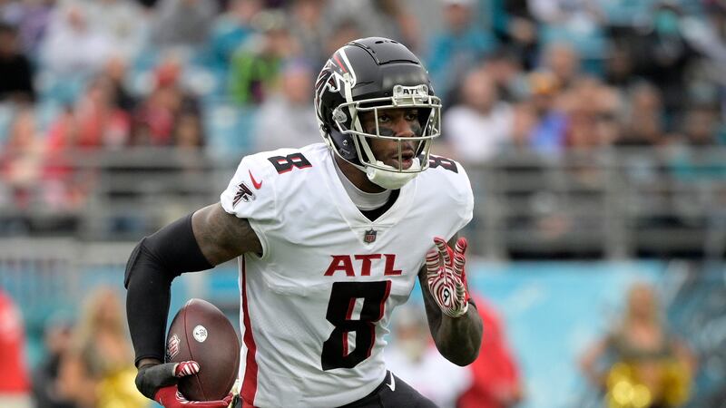 Atlanta Falcons tight end Kyle Pitts (8) runs after catching a pass during the second half of...