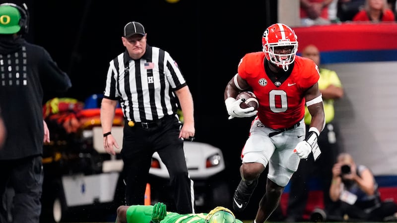 Georgia tight end Darnell Washington (0) runs past Oregon linebacker Jeffrey Bassa, bottom,...