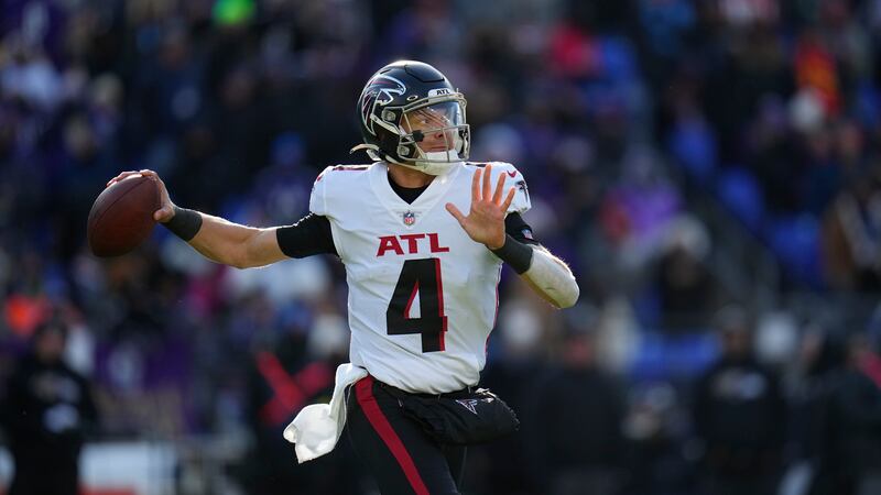 Atlanta Falcons quarterback Desmond Ridder (4) drops back to pass during the first half of an...