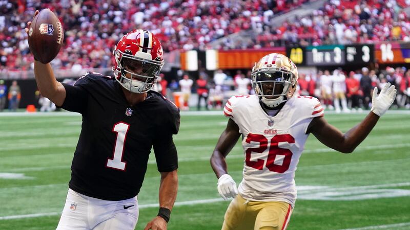 Atlanta Falcons quarterback Marcus Mariota (1) runs into the end zone for a touchdown against...